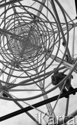 Maj 1959, Poznań, Polska.
Prace przygotowawcze na terenie Targów Poznańskich na osiemnaście dni przed otwarciem imprezy, robotnicy montują stalową konstrukcję.
Fot. Romuald Broniarek/KARTA