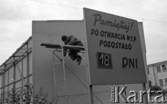 Maj 1959, Poznań, Polska.
Prace przygotowawcze na terenie Targów Poznańskich na osiemnaście dni przed otwarciem imprezy - robotnik na rusztowaniu.
Fot. Romuald Broniarek/KARTA