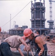 Październik 1975, Dąbrowa Górnicza, woj. Katowice, Polska.
Budowa Huty Katowice, robotnicy pracujący w kaskach i odzieży ochronnej.
Fot. Romuald Broniarek/KARTA
