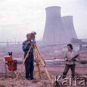 Październik 1975, Dąbrowa Górnicza, woj. Katowice, Polska.
Budowa Huty Katowice, geodeta wykonujący pomiary, w tle kominy elektrociepłowni.
Fot. Romuald Broniarek/KARTA
