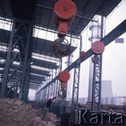 Październik 1975, Dąbrowa Górnicza, woj. Katowice, Polska.
Budowa Huty Katowice, montaż dźwigów, z prawej komin elektrociepłowni.
Fot. Romuald Broniarek/KARTA
