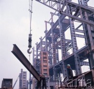 Październik 1975, Dąbrowa Górnicza, woj. Katowice, Polska.
Budowa Huty Katowice, dźwig przenoszący stalowe elementy.
Fot. Romuald Broniarek/KARTA