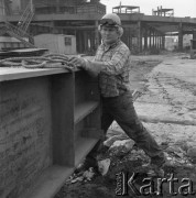 Październik 1975, Dąbrowa Górnicza, woj. Katowice, Polska.
Budowa Huty Katowice, robotnik w kasku ochronnym, okularach i roboczych rękawicach.
Fot. Romuald Broniarek/KARTA