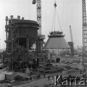 Październik 1975, Dąbrowa Górnicza, woj. Katowice, Polska.
Budowa Huty Katowice, transport elementu konstrukcyjnego.
Fot. Romuald Broniarek/KARTA