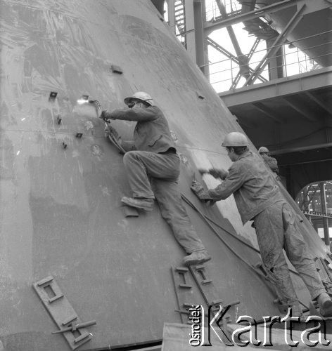 Październik 1975, Dąbrowa Górnicza, woj. Katowice, Polska.
Budowa Huty Katowice, spawacz i malarz pracujący przy stalowym silosie.
Fot. Romuald Broniarek/KARTA