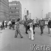 Październik 1975, Dąbrowa Górnicza, woj. Katowice, Polska.
Budowa Huty Katowice, grupa ludzi na parkingu przed terenem budowy.
Fot. Romuald Broniarek/KARTA