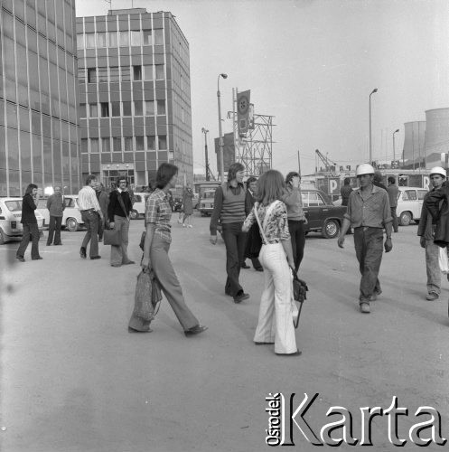Październik 1975, Dąbrowa Górnicza, woj. Katowice, Polska.
Budowa Huty Katowice, grupa ludzi na parkingu przed terenem budowy.
Fot. Romuald Broniarek/KARTA
