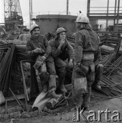 Październik 1975, Dąbrowa Górnicza, woj. Katowice, Polska.
Budowa Huty Katowice, robotnicy w kaskach ochronnych palący papierosy.
Fot. Romuald Broniarek/KARTA