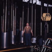 Październik 1975, Poznań, Polska.
Zakłady Przemysłu Metalowego im. H. Cegielskiego, produkujące silniki okrętowe, robotnik w hali produkcyjnej.
Fot. Romuald Broniarek/KARTA

