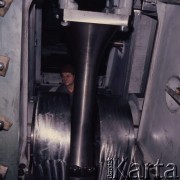 Październik 1975, Poznań, Polska.
Zakłady Przemysłu Metalowego im. H. Cegielskiego, produkujące silniki okrętowe, robotnik w hali produkcyjnej.
Fot. Romuald Broniarek/KARTA

