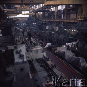 Październik 1975, Poznań, Polska.
Zakłady Przemysłu Metalowego im. H. Cegielskiego, produkujące silniki okrętowe, robotnik w hali produkcyjnej.
Fot. Romuald Broniarek/KARTA

