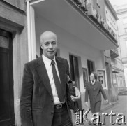 Październik 1975, Warszawa, Polska.
Reżyser Erwin Axer przed Teatrem Współczesnym, którym kierował w latach 1949-1981.
Fot. Romuald Broniarek/KARTA