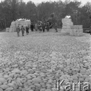 Listopad 1975, Warszawa, Polska.
Cmentarz Powstańców Warszawy, pomnik projektu Gustawa Zemły - Polegli Niepokonani.
Fot. Romuald Broniarek/KARTA