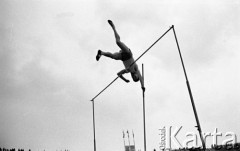 Maj 1959, Warszawa, Polska.
Mecz Lekkoatletyczny Polska - Związek Radziecki na Stadionie Dziesięciolecia, zawodnik skaczący o tyczce.
Fot. Romuald Broniarek/KARTA