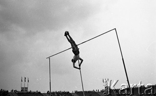 Maj 1959, Warszawa, Polska.
Mecz Lekkoatletyczny Polska - Związek Radziecki na Stadionie Dziesięciolecia, zawodnik skaczący o tyczce.
Fot. Romuald Broniarek/KARTA