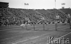 Maj 1959, Warszawa, Polska.
Mecz Lekkoatletyczny Polska - Związek Radziecki na Stadionie Dziesięciolecia, zawodniczki podczas biegu przez płotki.
Fot. Romuald Broniarek/KARTA