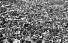 Maj 1959, Warszawa, Polska.
Mecz Lekkoatletyczny Polska - Związek Radziecki na Stadionie Dziesięciolecia, publiczność pod parasolami.
Fot. Romuald Broniarek/KARTA