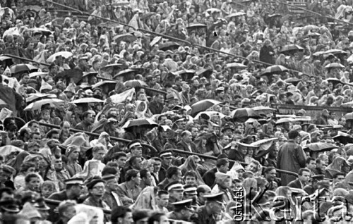 Maj 1959, Warszawa, Polska.
Mecz Lekkoatletyczny Polska - Związek Radziecki na Stadionie Dziesięciolecia, publiczność pod parasolami.
Fot. Romuald Broniarek/KARTA