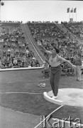 Maj 1959, Warszawa, Polska.
Mecz Lekkoatletyczny Polska - Związek Radziecki na Stadionie Dziesięciolecia, zawodnik podczas pchnięcia kulą.
Fot. Romuald Broniarek/KARTA