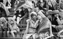 Maj 1959, Warszawa, Polska.
Mecz Lekkoatletyczny Polska - Związek Radziecki na Stadionie Dziesięciolecia, publiczność w pelerynach i płaszczach przeciwdeszczowych.
Fot. Romuald Broniarek/KARTA