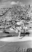 Maj 1959, Warszawa, Polska.
Mecz Lekkoatletyczny Polska - Związek Radziecki na Stadionie Dziesięciolecia, zawodnik rzucający dyskiem.
Fot. Romuald Broniarek/KARTA