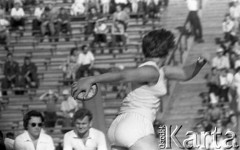 Maj 1959, Warszawa, Polska.
Mecz Lekkoatletyczny Polska - Związek Radziecki na Stadionie Dziesięciolecia, zawodniczka rzucająca dyskiem.
Fot. Romuald Broniarek/KARTA