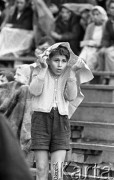 Maj 1959, Warszawa, Polska.
Mecz Lekkoatletyczny Polska - Związek Radziecki na Stadionie Dziesięciolecia. Chłopiec chroni się przed deszczem pod kawałkiem papierowej płachty.
Fot. Romuald Broniarek/KARTA