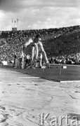 Maj 1959, Warszawa, Polska.
Mecz Lekkoatletyczny Polska - Związek Radziecki na Stadionie Dziesięciolecia, zawodnik podczas skoku w dal.
Fot. Romuald Broniarek/KARTA