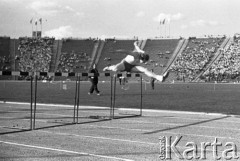 Maj 1959, Warszawa, Polska.
Mecz Lekkoatletyczny Polska - Związek Radziecki na Stadionie Dziesięciolecia, zawodniczki podczas biegu przez płotki.
Fot. Romuald Broniarek/KARTA