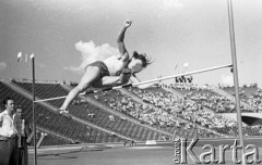 Maj 1959, Warszawa, Polska.
Mecz Lekkoatletyczny Polska - Związek Radziecki na Stadionie Dziesięciolecia, zawodniczka podczas skoku wzwyż.
Fot. Romuald Broniarek/KARTA