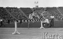 Maj 1959, Warszawa, Polska.
Mecz Lekkoatletyczny Polska - Związek Radziecki na Stadionie Dziesięciolecia, zawodnicy podczas biegu przez płotki.
Fot. Romuald Broniarek/KARTA