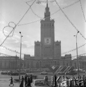 8-12.12.1975, Warszawa, Polska.
Pałac Kultury i Nauki udekorowany z okazji obrad VII Zjazdu PZPR. Na pierwszym planie dekoracja na Boże Narodzenie - choinka z żarówek.
Fot. Romuald Broniarek/KARTA