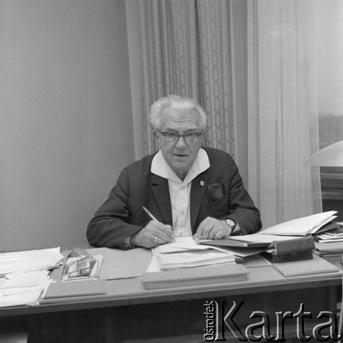 Grudzień 1975, Warszawa, Polska.
Profesor Stanisław Turski, matematyk, rektor Uniwersytetu Warszawskiego w latach 1952-1969, portret.
Fot. Romuald Broniarek/KARTA