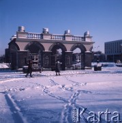 Grudzień 1975, Warszawa, Polska.
Zima w stolicy, Grób Nieznanego Żołnierza, widok od strony Ogrodu Saskiego. Z prawej fragment hotelu 