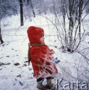 Grudzień 1975, Warszawa, Polska.
Zima w stolicy, dziecko w czerwonym futerku bawiące się w parku.
Fot. Romuald Broniarek/KARTA