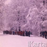 Grudzień 1975, Warszawa, Polska.
Zima w stolicy, grupa dzieci idąca przez ośnieżony park.
Fot. Romuald Broniarek/KARTA