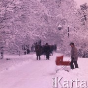 Grudzień 1975, Warszawa, Polska.
Zima w stolicy, ojciec z dzieckiem w wózku podczas spaceru w parku.
Fot. Romuald Broniarek/KARTA