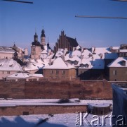 Grudzień 1975, Warszawa, Polska.
Zima w stolicy, fragment ośnieżonej Starówki, na pierwszym planie fragment murów obronnych, w tle katedra św. Jana.
Fot. Romuald Broniarek/KARTA
