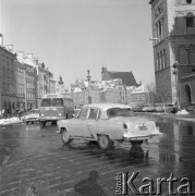 Grudzień 1975, Warszawa, Polska.
Zima w stolicy, Krakowskie Przedmieście - na pierwszym planie samochód skręcający w ulicę Miodową, w tle autobus linii 125 oraz fragment Placu Zamkowego. Z prawej wieża kościoła św. Anny.
Fot. Romuald Broniarek/KARTA
