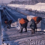 Grudzień 1975, Warszawa, Polska.
Plac na Rozdrożu, pracownice Miejskiego Przedsiębiorstwa Oczyszczania sprzątają oblodzone schody, prowadzące na przystanek autobusowy przy Trasie Łazienkowskiej.
Fot. Romuald Broniarek/KARTA
