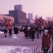 Grudzień 1975, Warszawa, Polska.
Zima w stolicy, sprzedawcy baloników stojący u zbiegu ulic Marszałkowskiej i Świętokrzyskiej, w tle z lewej Spółdzielczy Dom Handlowy 