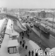 Grudzień 1975, Warszawa, Polska.
Zima w stolicy, przystanek tramwajowy na trasie W-Z poniżej Zamku Królewskiego, z prawej fragment Mariensztatu.
Fot. Romuald Broniarek/KARTA
