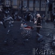 Luty 1976, Praga, Czechosłowacja
Kobieta z dzieckiem w wózku karmiąca gołębie.
Fot. Romuald Broniarek/KARTA