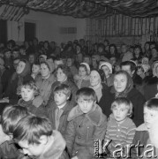 Luty 1976, Podbiel, woj. Warszawa, Polska.
Publiczność podczas występu zespołu 