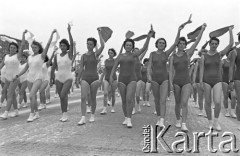 22.07.1959, Warszawa, Polska.
Obchody piętnastolecia PRL, defilada wojskowo-sportowa, idą dziewczęta w białych i czerwonych strojach.
Fot. Romuald Broniarek/KARTA