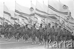 22.07.1959, Warszawa, Polska. 
Obchody piętnastolecia PRL, defilada wojskowo-sportowa, chłopcy ze sztandarami Szkolnych Związków Sportowych.
Fot. Romuald Broniarek/ KARTA