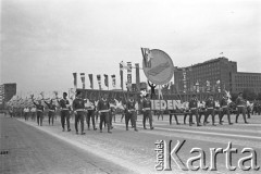 22.07.1959, Warszawa, Polska. 
Obchody piętnastolecia PRL. Defilada wojskowo-sportowa, sportowcy niosący transparent z napisem: 