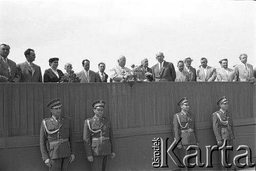 Lipiec 1959, Warszawa, Polska. 
Na uroczyste obchody piętnastolecia PRL przybył do Polski I sekretarz KC KPZR Nikita Chruszczow, powitanie gościa na lotnisku Okęcie. Przemawia Chruszczow, za nim kolejno stoją premier Józef Cyrankiewicz i I sekretarz KC PZPR Władysław Gomułka. Przed trybuną stoją żołnierze Ludowego Wojska Polskiego.
Fot. Romuald Broniarek/KARTA