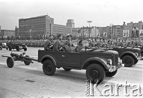 22.07.1959, Warszawa, Polska. 
Uroczyste obchody piętnastolecia PRL, defilada sportowo-wojskowa, pokaz sprzętu wojskowego. 
Fot. Romuald Broniarek/KARTA