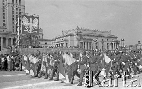 22.07.1959, Warszawa, Polska. 
Uroczyste obchody piętnastolecia PRL, prezentacja wojska na Placu Defilad, na drugim planie trybuna honorowa, nad nią godło - Orzeł Biały, w tle fragment Pałacu Kultury i Nauki.
Fot. Romuald Broniarek/KARTA